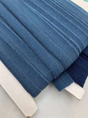 Foldeelastik - jeansblå med riller, 2 cm